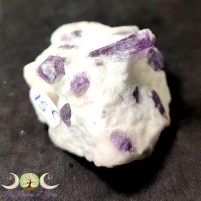 Scapolite cristaux bruts sur quartz