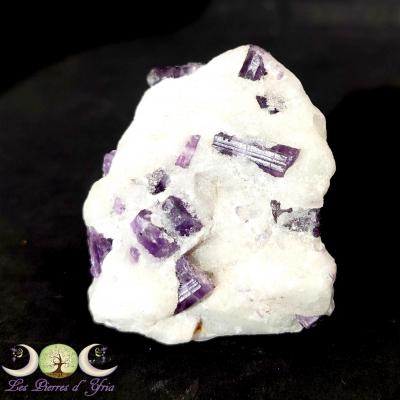 Scapolite cristaux bruts sur quartz