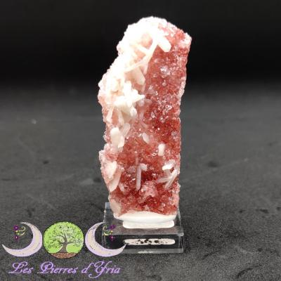 Apophyllite sur Calcédoine rouge