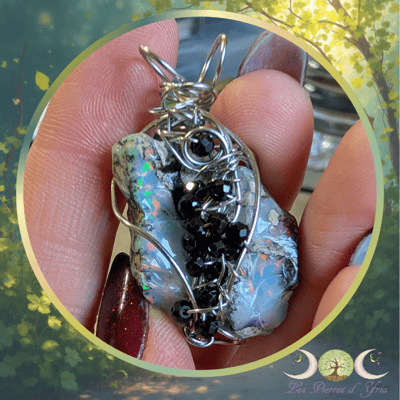 Pendentif artisanal en opale welo aux reflets colores et spinelles noirs facettes