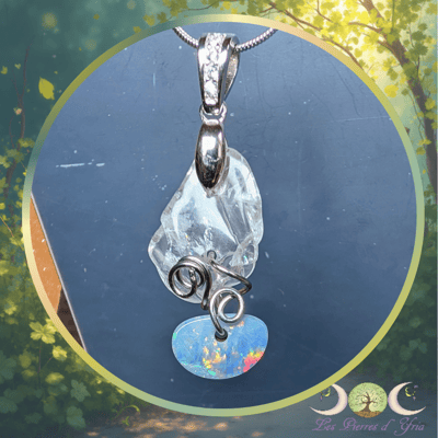 Pendentif artisanal en petalite claire et opale boulder d australie aux reflets bleus verts jaunes et rouges