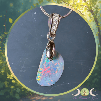 Pendentif artisanal en veritable opale boulder aux reflets bleus verts jaunes et oranges